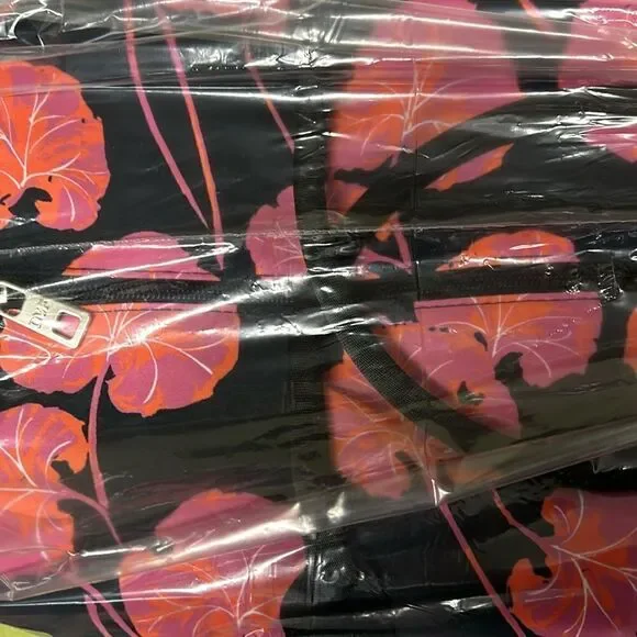 DVF Geranium Leaf 🍃 WeekenderBag 💼 Get AWAY🏃‍♀️in Style! Zip outside pocket - Picture 9 of 17